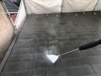 高圧洗浄作業で屋根を洗います